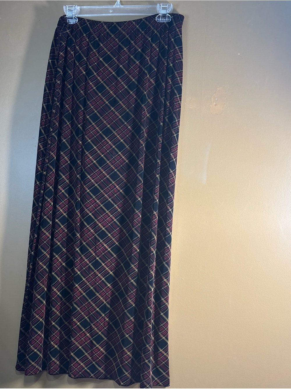 753. Citiknits Long Plaid Skirt Sz Large Slinky Travel Knit 36.5 Inches Long